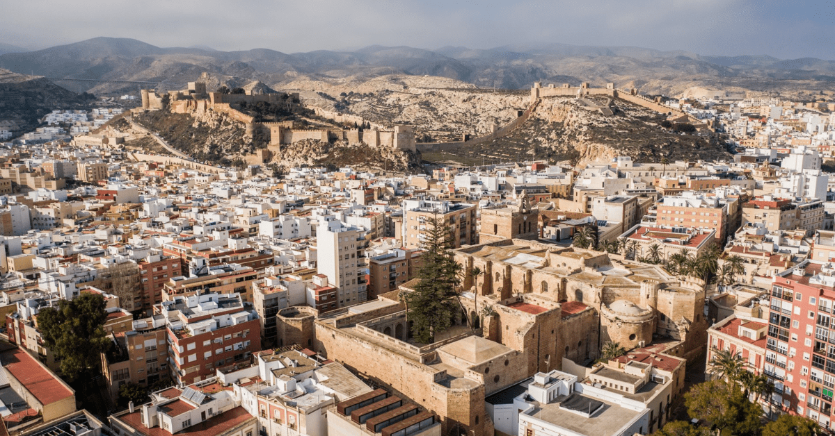 El Ayuntamiento de Almería busca cubrir 16 plazas de funcionarios de la categoría de subalternos